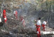عملیات امداد هلال احمر برای مهار آتش در جنگل‌های چورت ساری