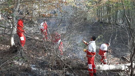 عملیات امداد هلال احمر برای مهار آتش در جنگل‌های چورت ساری