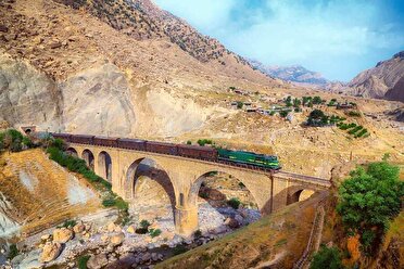 حمل و بارگیری بیش از ۱۷ هزار تن کالا در راه آهن زاگرس