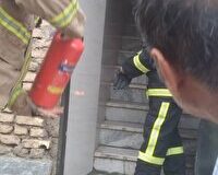 نجات جان زن محبوس در میان شعله‌های دود واتش توسط آتش نشانان شوش