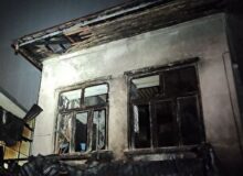 مهار آتش سوزی خانه‌ای قدیمی در رشت