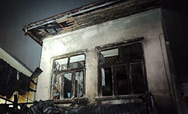 مهار آتش سوزی خانه‌ای قدیمی در رشت