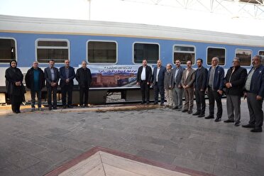 صوت قطار گردشگری در ایستگاه راه آهن راین به صدا در آمد