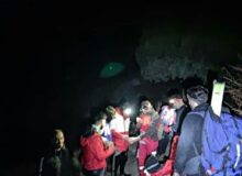 امدادگران در جست‌وجوی ۱۲ نفر گرفتار در کوهستان